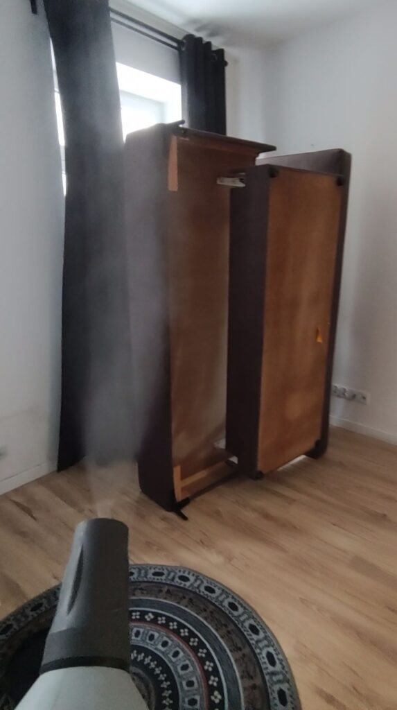 Zamgławianie ULV podczas zwalczania pluskiew w mieszkaniu w Warszawie
